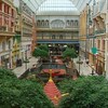 Magasins avec façades d'inspiration européenne dans un centre commercial. 