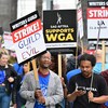 Des manifestants tiennent des pancartes lors d'une marche en soutien au mouvement de grève de la WGA.