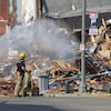 Un pompier devant les débris d'un édifice détruit par une explosion à Wheatley, en août 2021.