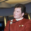 William Shatner est vêtu de son costume du Capitaine Kirk. 