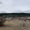 Un cimetière et des maison sur le site de l’ancien pensionnat de la Mission Saint-Joseph.