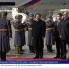 Le président chinois Xi Jinping se tient debout lors d'une cérémonie officielle de bienvenue à son arrivée à l'aéroport gouvernemental à Moscou.