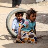 Des enfants jouent dans un camp de Yéménites déplacés.