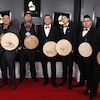 Le groupe autochtone canado-américain Young Spirit s'est illustré sur le tapis rouge avant la cérémonie de remise des prix Grammy. 