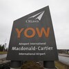 Le panneau qui indique l'aéroport Macdonald-Cartier