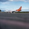 Un avion d'Air North est stationné sur le tarmac de Whitehorse.