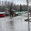 Bâtiments inondés, à Rock Creek, au Yukon, le 12 mai.