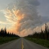 Une route s'enfonce dans une épaisse fumée causée par les incendies.