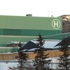 Un hôpital vu l'hiver. L'édifice est de couleur verte.