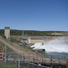 Un arc-en-ciel se forme dans l'eau qui s'échappe du barrage hydroélectrique de Whitehorse.