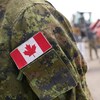 Gros plan d'un drapeau canadien cousu sur un uniforme.