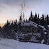 Le panneau de bienvenue du village de Mayo sous la neige, le 9 janvier 2023.   
