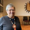 Adeline Webber dans les bureaux du Conseil des Premières Nations du Yukon, le 24 mars 2023. 