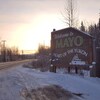 Enseigne à l'entrée du village de Mayo, au Yukon, en hiver, sur laquelle on peut lire, en anglais, Welcome to Mayo, Heart of the Yukon.
