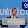 Le chef du Bloc québécois Yves-François Blanchet sur scène, derrière un lutrin.