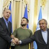 Le président ukrainien Volodymyr Zelensky, le président turc Recep Tayyip Erdogan et le secrétaire général des Nations unies Antonio Guterres se serrent la main.