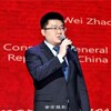 Zhao Wei parle dans un micro.