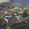 Vue aérienne d'une ferme inondée.