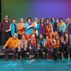 Les choriste de Voix Des Rocheuses prennent la pose pour la caméra en 2019 pour promouvoir leur concert:  C'est La Vie!