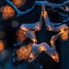 Une étoile illuminée dans un arbre de Noël. 