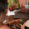 Une femme utilise l'application Duolingo sur son téléphone intelligent. 