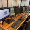 Des écrans d'ordinateur avec le logo de Squid Squad.