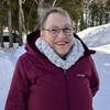 Michelle Martin est à l'extérieur durant l'hiver et porte des lunettes.