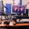 Un microphone et un ordinateur dans un studio de radio.