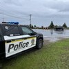Des policiers, depuis leurs véhicules, surveillent le trafic routier sous la pluie à Sept-Îles.