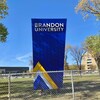Une affiche de l'Université de Brandon à l'extérieur de l'établissement.