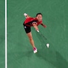 Une joueuse de badminton frappe le volant.