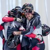Quatre bobeurs du Canada s'enlacent à leur sortie du parcours.