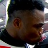Le pousseur de bobsleigh Canadien Lascelles Brown qui embrasse son casque.