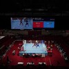 Deux boxeurs s'affrontent dans un ring aux Jeux de Tokyo.