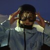 La planchiste canadienne Brooke D'Hondt au bas de la pente, tenant sur son visage ses lunettes de ski.