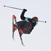 Le skieur canadien fait une figure dans les airs. 