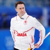 Brad Gushue lance un regard préoccupé sur la glace de curling.