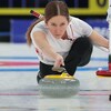 Kaitlyn Lawes concentrée lance la pierre de curling.