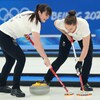 Les athlètes britanniques Hailey Duff et Jennifer Dodds balaient lors de la finale de curling féminin à Pékin. 