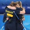 Les joueuses suédoises se font une accolade après leur victoire.