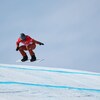 Éliot Grondin, en plein saut sur le parcours de snowboard cross. 