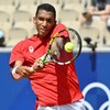 Félix Auger-Aliassime frappe une balle pendant son match de tennis.