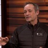 Guy Hemmings discute dans le studio télé des Jeux olympiques de Pékin.