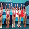 Les cinq gymnastes canadiennes saluent la foule avant la finale de gymnastique artistique féminine par équipe à l'Aréna de Bercy.