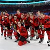 Les hockeyeuses canadiennes présentent leur médaille d'or chèrement gagnée aux Jeux de Pékin.