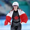 La Canadienne Ivanie Blondin célèbre sa deuxième place à l'épreuve de départ groupé sur longue piste en patinage de vitesse.