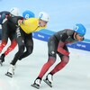 Jordan Belchos patine durant la finale de l'épreuve du départ groupé en patinage de vitesse sur longue piste.