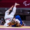 Priscilla Gagné tente une prise sur l'athlète du CPR Alesia Stepaniuk en quarts de finale chez les moins de 52 kg chez les femmes. 
