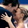 Les patineurs Kristen Moore-Towers et Michael Marinaro qui se font une accolade le front collé.