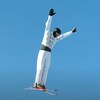L'athlète de ski acrobatique canadien Lewis Irving en plein saut. 